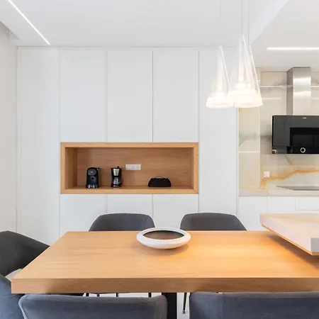 Sunny & Luxurious Penthouse With Terrace *